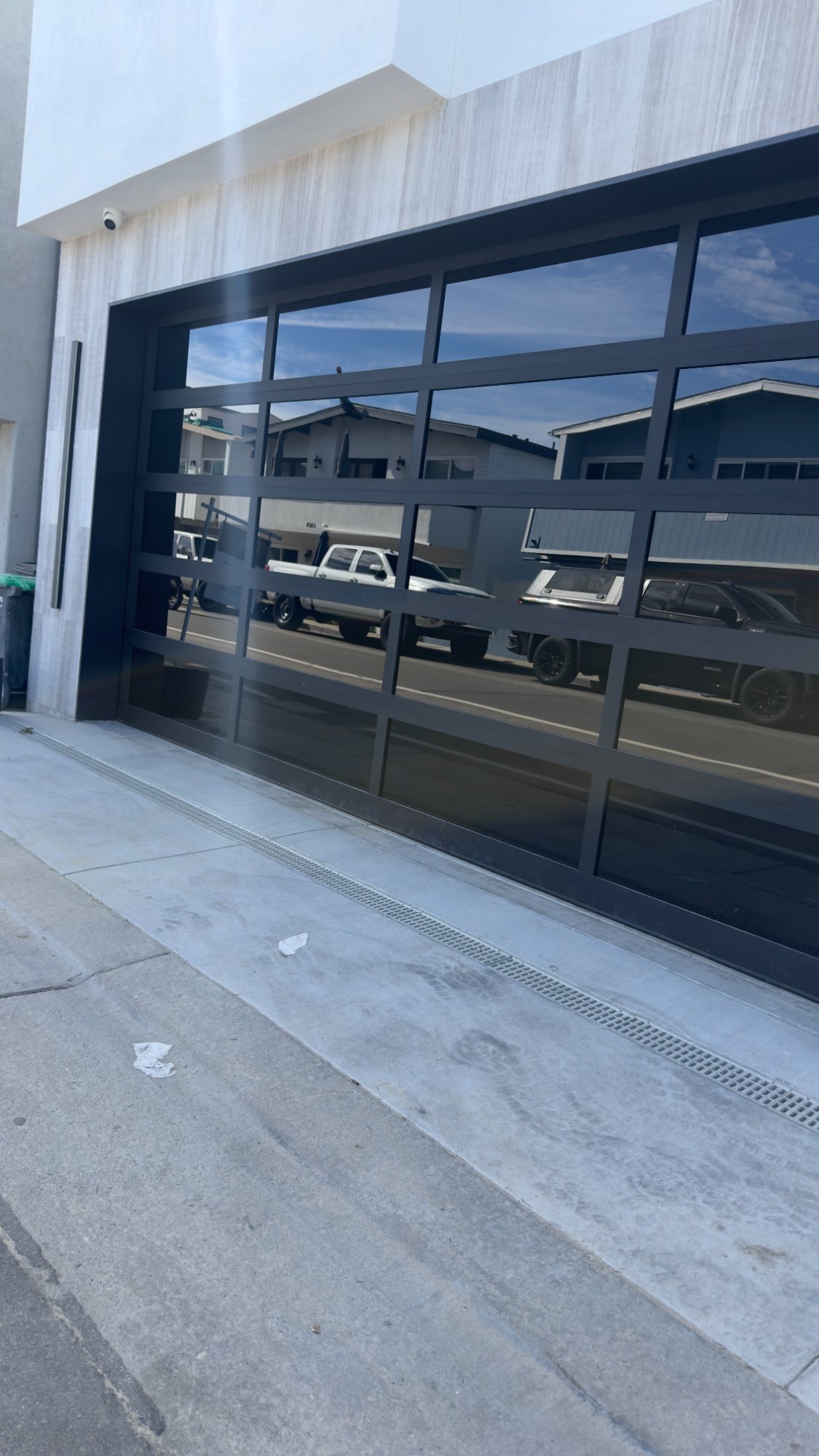 Garage door repair technician working in Aliso Viejo CA